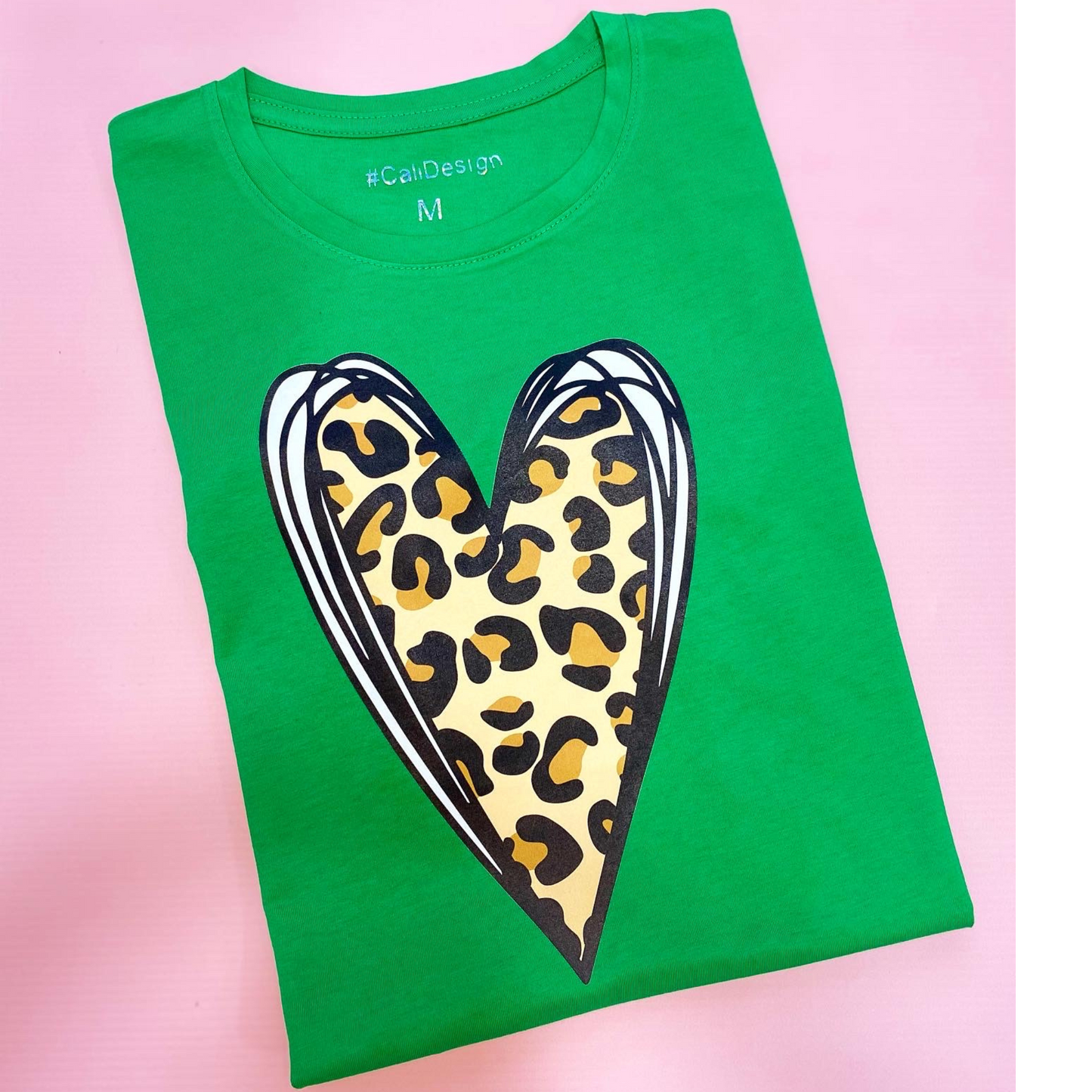 Camiseta corazón animal print